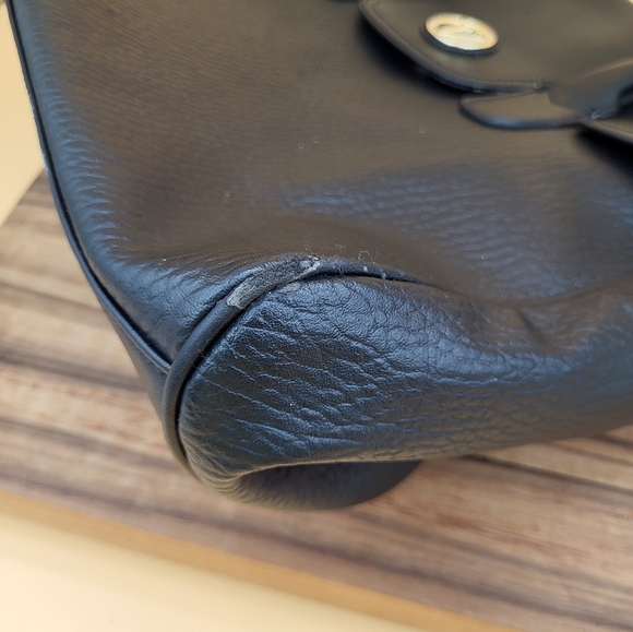 Vera New York Large Black Leather Tote/Handbag with Side Snap & Sig Logo Lining - Picture 8 of 13